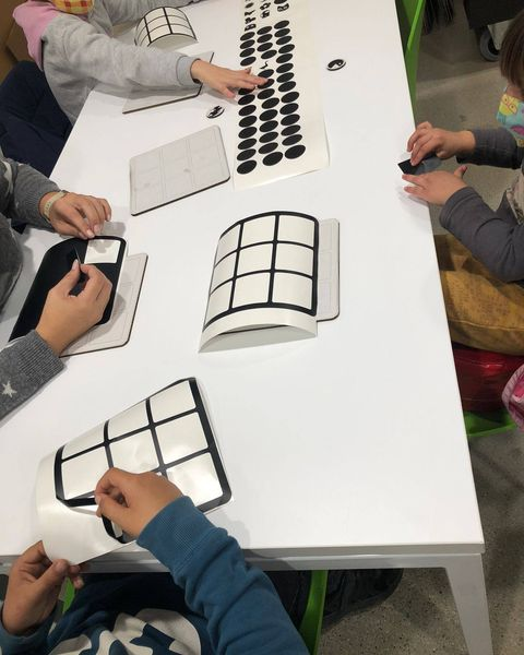 bibcaoliveres's tweet photo. I el Mario, tecnòleg de @ma_king_things, al final ha preguntat:
- què, us ha agradat?
i els nens i nenes a cor han contestat:
- síiiiiiii
😍😍😍
#bibliolabxbm 
@bibliotequesxbm 

#laboratorisportàtils #crear #talldevinil #tecnologies  #CalOliveres #LliçàdAmunt #bibliotequesvo https://t.co/fe1jhjONJC