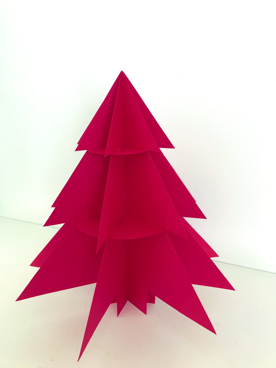 Si M. Ángeles, nuestra conserje de <a href="/FMatemaUV_EG/">Facultat de Ciències Matemàtiques UVEG</a> me pide que le diseñe las plantillas para construir un árbol de Navidad 🎄 yo lo dejo TODO y me pongo manos a la obra… Y le pongo luces, también… Dejo las plantillas aquí ➡️ uv.es/monera2 ✨✨ #Sliceform