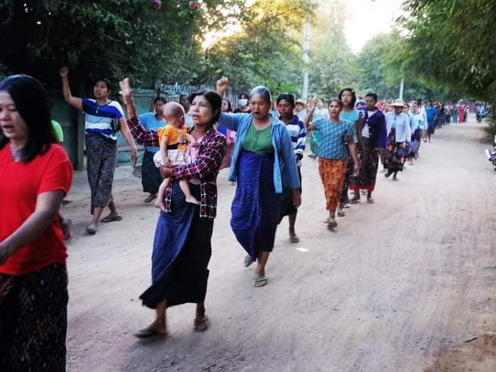 KhantNy28683547's tweet photo. Showing women empowerment, the female protesters in #Kankone village of #Salingyi tsp marched with full force to defy the military regime with the slogan "DICTATORS NEVER STEP DOWN ALIVE" on December 1.
#WarCrimesOfJunta
#Dec1Coup
#WhatsHappeningInMyanmar https://t.co/DXzstXlXwW
