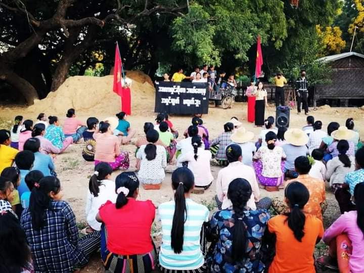 KhantNy28683547's tweet photo. Showing women empowerment, the female protesters in #Kankone village of #Salingyi tsp marched with full force to defy the military regime with the slogan "DICTATORS NEVER STEP DOWN ALIVE" on December 1.
#WarCrimesOfJunta
#Dec1Coup
#WhatsHappeningInMyanmar https://t.co/DXzstXlXwW