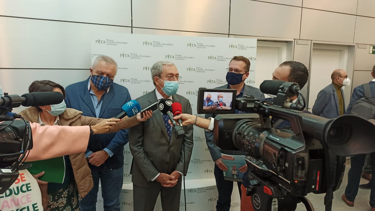 IndustriaAnd's tweet photo. 📸@RogelioVelascoP participa en las Jornadas de #AndalucíaEconómica donde subraya la capacidad de @AlmeriaJunta para atraer iniciativas empresariales en relacionadas con el proceso de descabonización de la #EconomíaAnd
▪️ economía verde
▪️ energía renovable
▪️ hidrógeno verde https://t.co/gUj7MyR7hA
