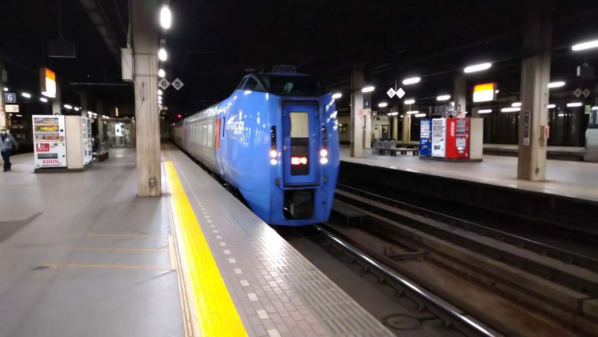 MrMatsumo's tweet photo. おおぞら9号の打ち切り臨時特急
札幌駅 5番 19:37到着
#toritetsu
#スマホ鉄 https://t.co/jwvRSRCS0n