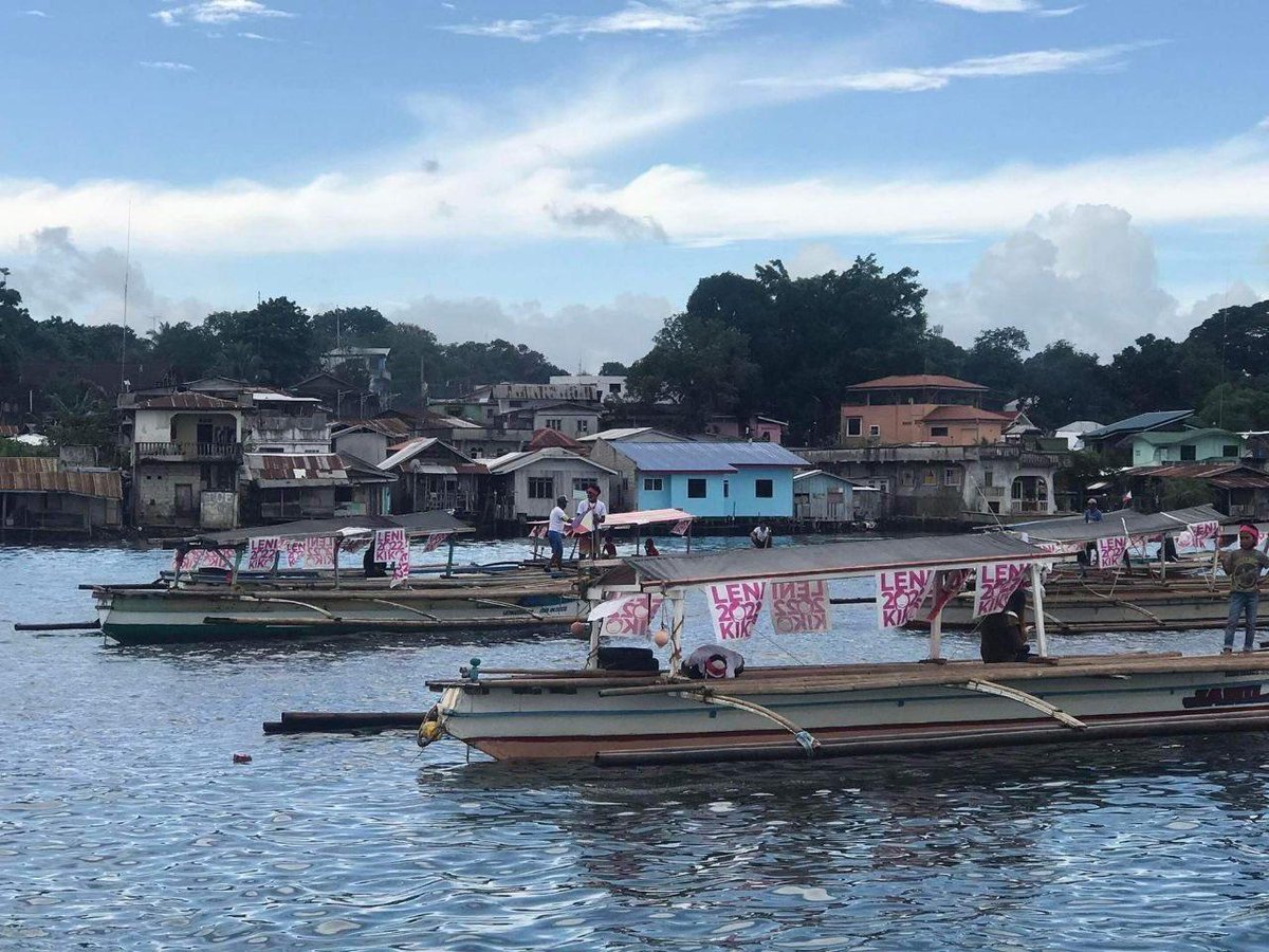 rapplerdotcom's tweet photo. LOOK: Over 50 boats from a fishing community in Isabela City, Basilan hold a fluvial parade for presidential aspirant and VP Leni Robredo &amp; her running mate Sen. Kiko Pangilinan. Among those who joined were the OVP’s Angat Buhay livelihood assistance beneficiaries. | @maracepeda https://t.co/HfjRzPORYm
