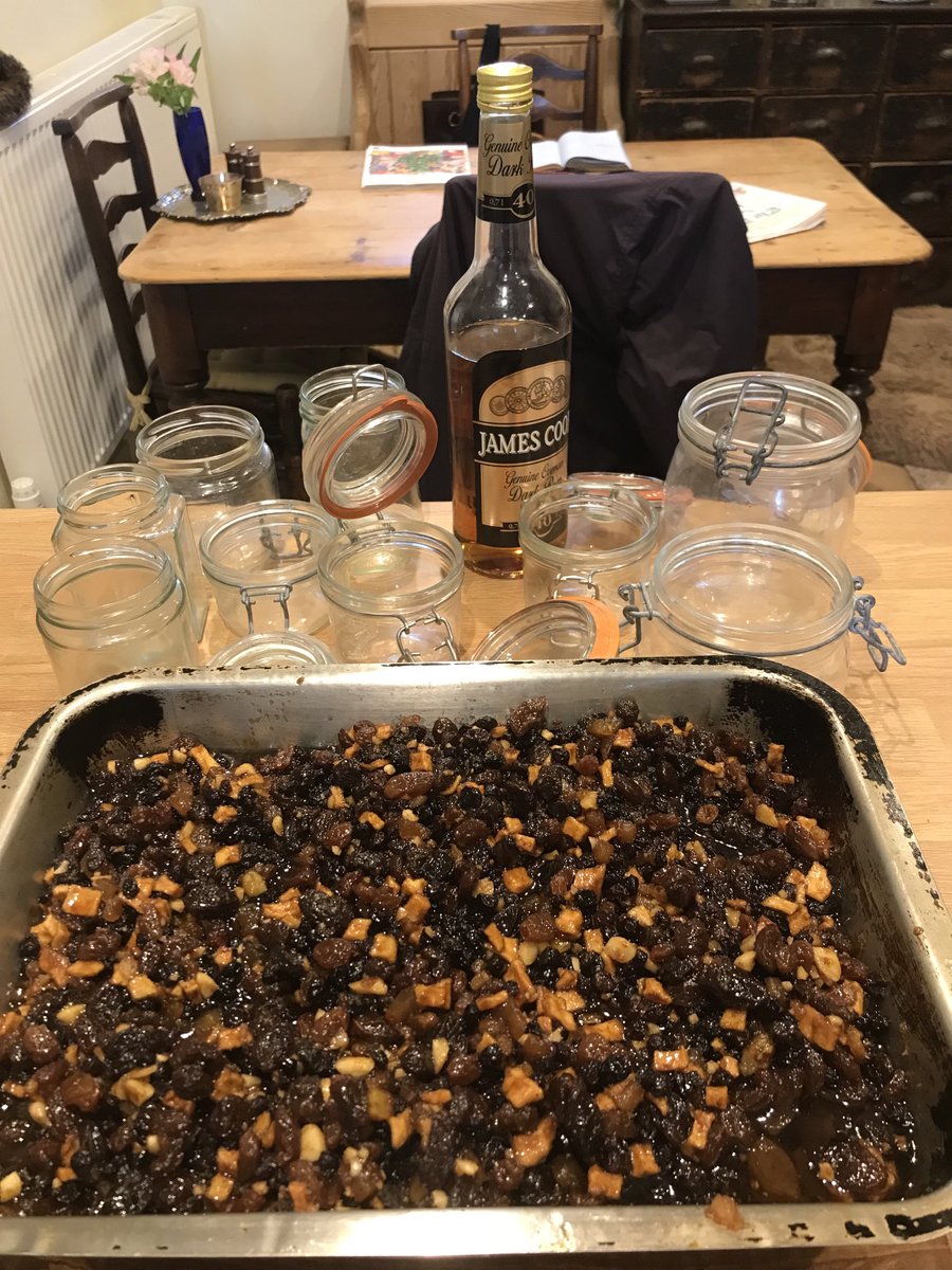 GinnyHBall's tweet photo. My kitchen smells divine #homemade #mincemeat #mincepies #rum #infusing #Chrismassy ๐คช https://t.co/vS5Vmp8R25