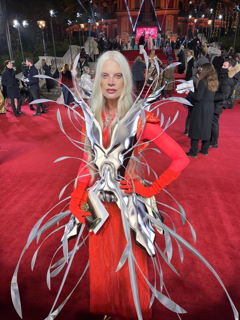 SHOWstudio's tweet photo. A leading innovator in digital fashion, the @_IoDF asked guests at the Fashion Awards in London to try on a digital accessory which will be minted later this month as an NFT on the @dematerialised.

https://t.co/JKGnXpoah7 https://t.co/3vlxNLsPNH