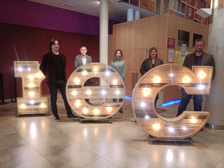 TGNcultura's tweet photo. 🎬 Tret de sortida aquest vespre a la XXI edició del festival de cinema @RECtgn amb un total de vint estrenes.
🕐 El #REC21 arrencarà a les 20 h al Teatre Tarragona amb la projecció de 'Sis dies corrents', amb la presència de la directora, @neusballus
ℹ https://t.co/g5ceaH1ZFW https://t.co/qfSjXU9RJd
