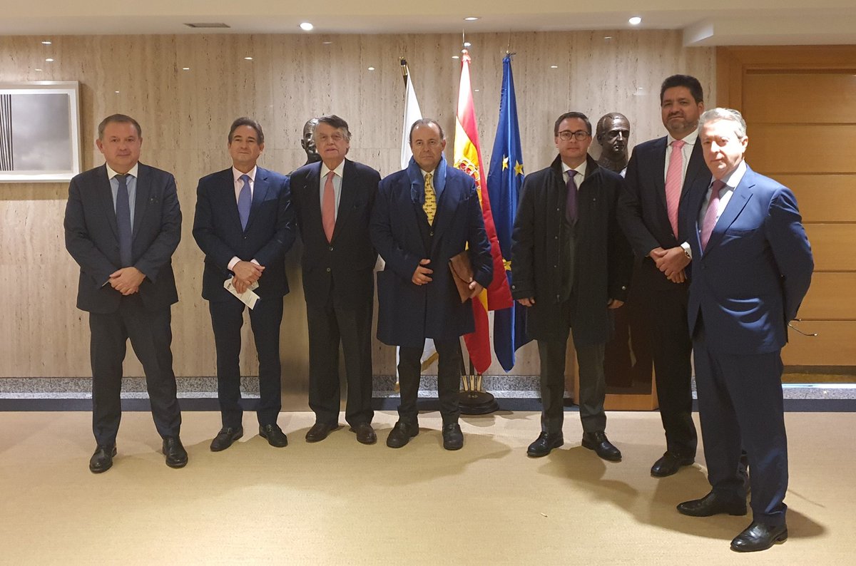 NicolasUribe's tweet photo. En la @CEOE_ES con Narciso Casado, acordamos estrechar lazos y trabajar por la promoción de comercio e inversiones entre nuestros países. El 2022 será un año extraordinario para promover el intercambio entre España y Colombia y la @camaracomerbog será un gran dinamizador.. 🇪🇸🤝🇨🇴 https://t.co/ggXtk92dYQ