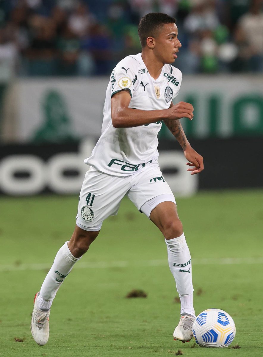 AnalistaVerde's tweet photo. Giovani Henrique (17 anos) como profissional:

⚔️ 12 jogos (6 como titular)
⚽️ 1 gol
🅰️ 1 assistência 
⏰ 287 minutos p/ participar 
🔑 11 passes decisivos 
🔄 13 dribles certos (53%)

Muito futuro! 💎 https://t.co/2ZZZy7xp2F