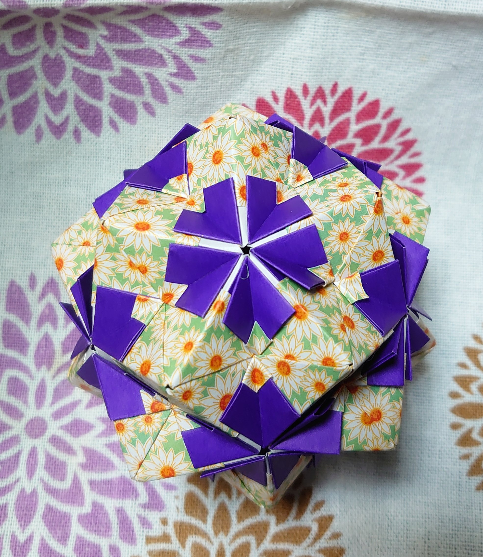 Origami Brasil Rt Omoti Boiboi 布施知子 かわいい花のくす玉おりがみ からダブルリボン 紫部分がハートにも見えてお気に入りです クラシカルなワンピースをイメージした色使いです 折り紙作品 ユニットおりがみ くす玉 Origami T Co