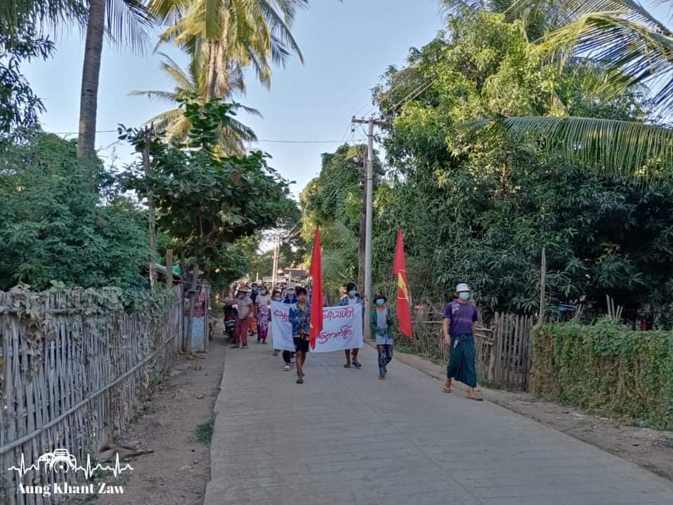 LeeDam_3's tweet photo. A protest march to overthrow the military slavery education system was launched by the pro-democracy residents in #Letpadaungtaung area of #Salingyi Tsp.
#WarCrimesOfJunta 
#Dec1Coup
#WhatsHappeningInMyanmar https://t.co/Eh1c0x48sD