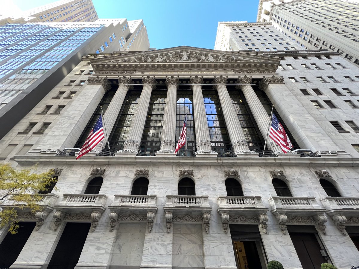 SandraNavidi's tweet photo. At #NYSE @NYSE: Strict #COVID restrictions, full vaccination via #ClearApp. Employees can opt out but must wear masks. Most ppl are vaccinated #WallStreet #FinancialDistrict #NewYork #NewYorkCity #NYC #NY #Manhattan #USA
Geschenk-Tipp: Future-Proof Mindset https://t.co/Mc3PqfK3HX https://t.co/GQmphej2If
