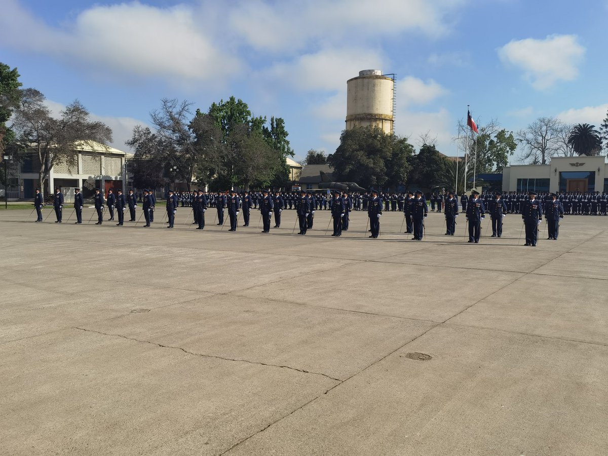 AHORA | En el Patio de Formación de la #EE, se realiza la Ceremonia de Despedida de los Suboficiales Mayores #FACh que se acogen a retiro.
#AlasCienciayPrecisión
