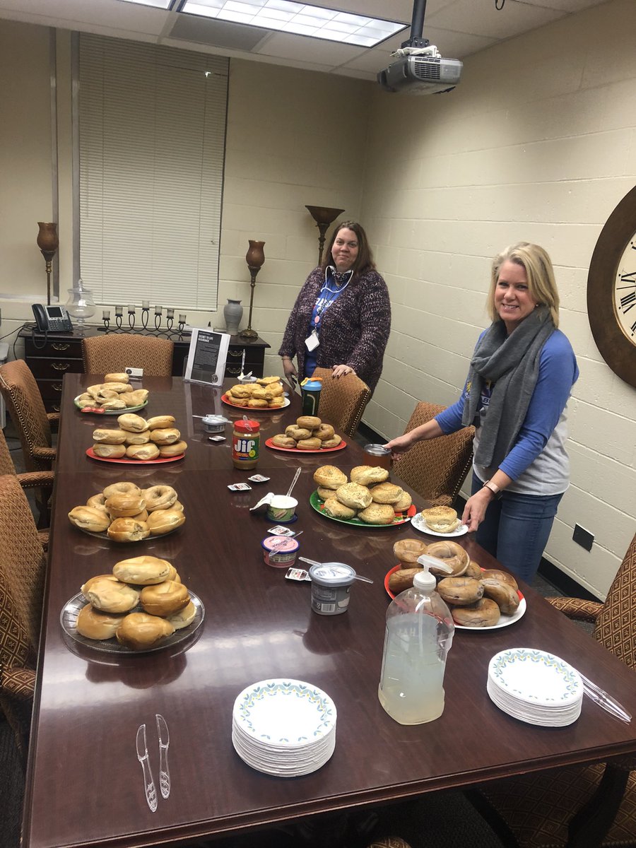 pwatson323's tweet image. It’s “bageling” to look a lot like Christmas @LaBelleESLions ! Courtesy of @FFLPremier_com #ArtsBagels #13DaysofCheer