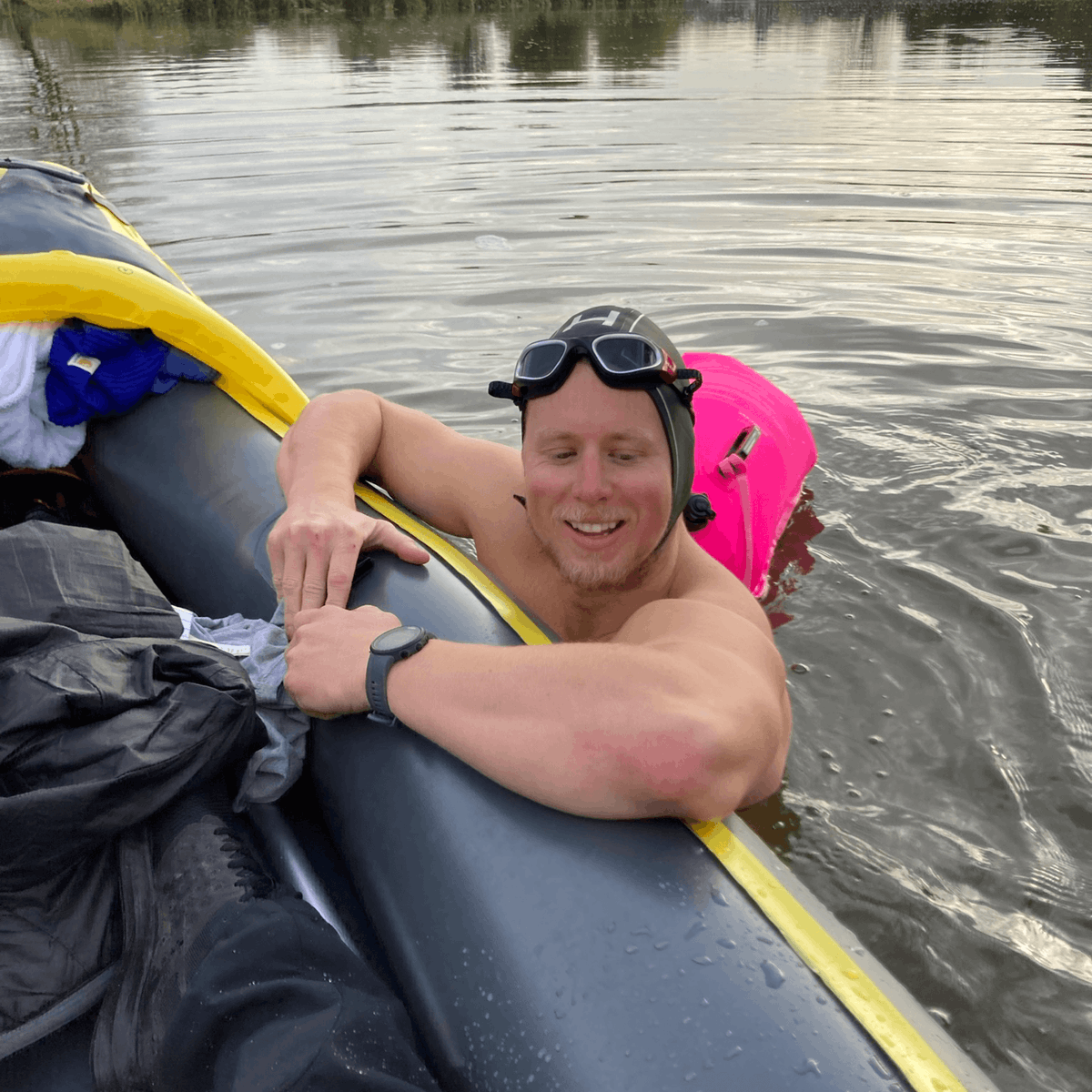 .@Hammertons_Ferry's Andy Spencer is to swim a mile a day for a year to raise £10,000 for <a href="/macmillancancer/">Macmillan Cancer Support</a>, in memory of his father, Francis, who lost his battle with the disease a year ago. Sponsor Andy hubs.la/Q010397b0