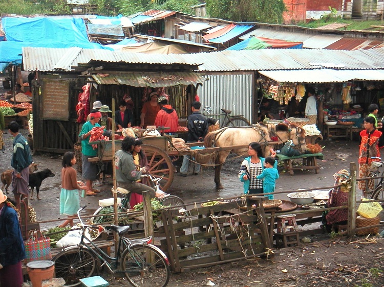 happynomad's tweet photo. Street scene / market near the railway station of Pynn-oo-Lynn in Myanmar: https://t.co/PlymNsuoCM https://t.co/oHlgMDNDKw