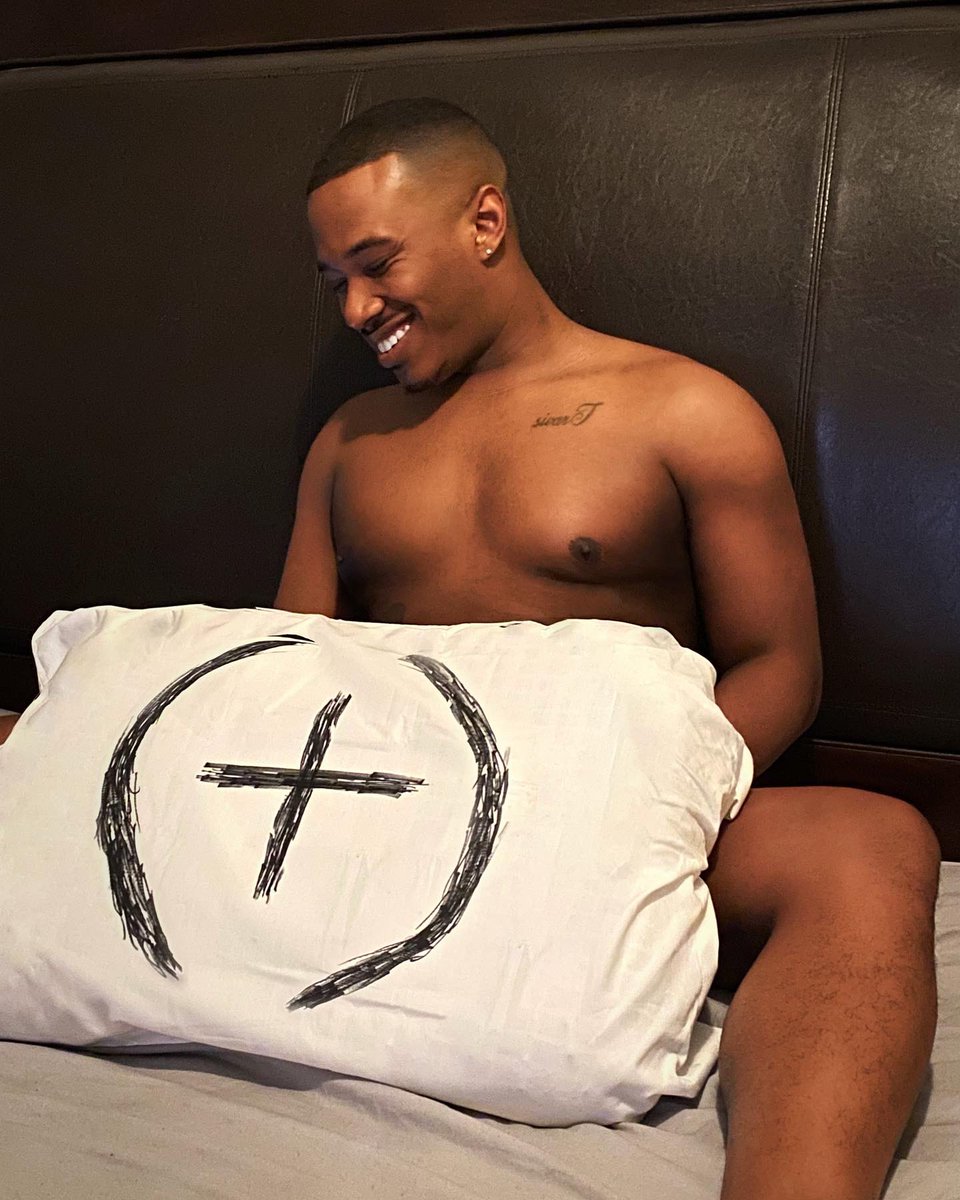 ThickYe_West's tweet photo. Hey HIV,
We’re almost a decade in this together and we’re still POSitively happy. Know your status, and if you are positive this is not the end of the road. Continue to fight because trust me, the fight is worth it! #worldaidsday #positivelyhappy #worldaidsday2021 https://t.co/mKQhHqNpAH