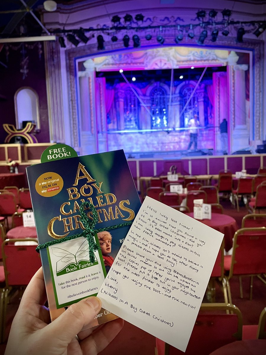 We’ll isn’t that lovely! We’ve just found a free book that was left on our box office counter!

The idea is that books are left for people to read and pass on. Someone might be lucky enough to find this one under their table the next time they visit … 👀

#xmasbookfairies