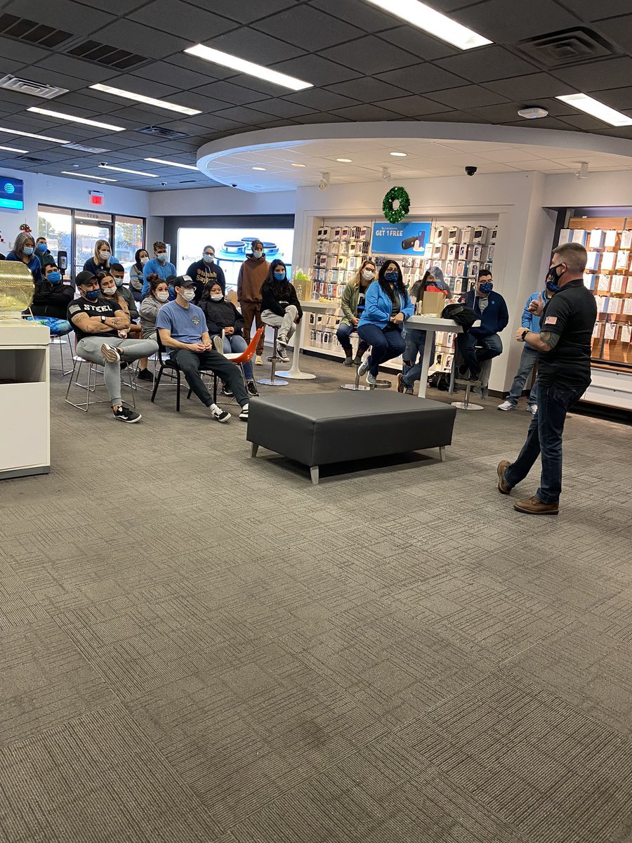 DanielCRivera1's tweet photo. The Permian Basin received great FirstNet knowledge from @Resqme63 and @cristy_salcido 👮🏽‍♂️🚔  @KrisLogueWTX our team is only getting better🚨 #Attfirstnet #knowledgeispower https://t.co/8ubBhNzsIn