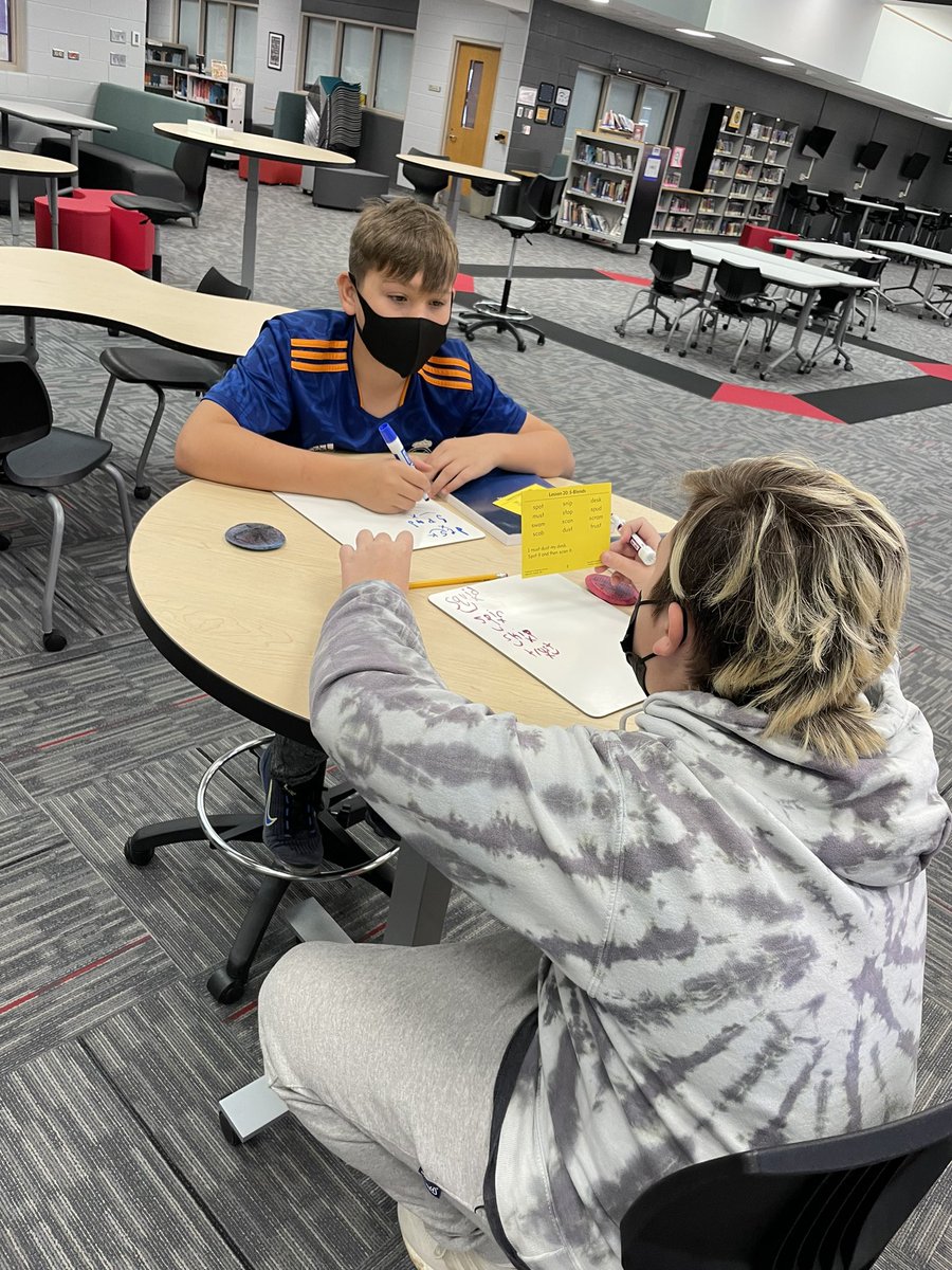 Ali__Lincoln's tweet photo. Transfer card time! Love watching my Ss be the teacher during this time. The conversations and coaching continues to get better! Today I heard Ss say- “check your work- did you get all the blends?” “Reread that word for me (student shows visual cue)-#readinghorizons #oqreading https://t.co/6sb8cs9Q4W