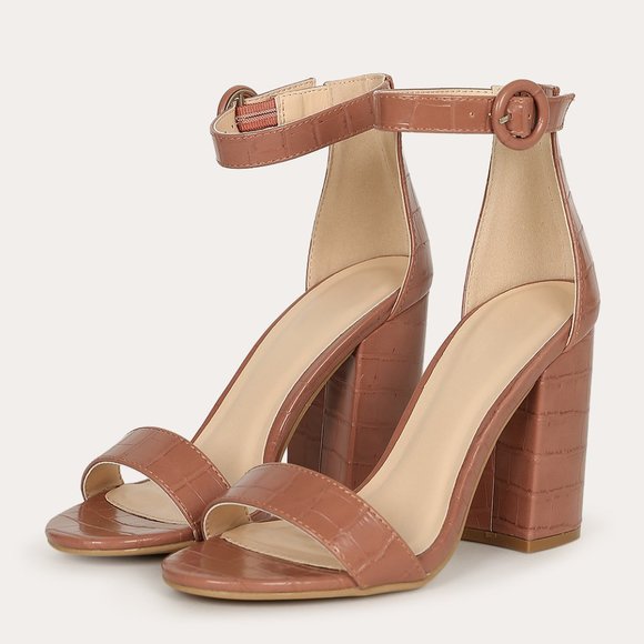 CsCraftCorner's tweet photo. So good I had to share! Check out all the items I'm loving on @Poshmarkapp from @shoecoach101 #poshmark #fashion #style #shopmycloset: https://t.co/t7kJ9HBz3u https://t.co/2VOCo2J00C