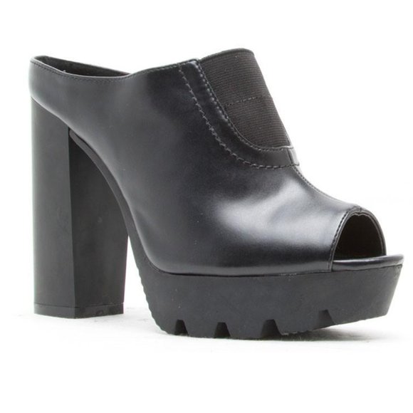 CsCraftCorner's tweet photo. So good I had to share! Check out all the items I'm loving on @Poshmarkapp from @shoecoach101 #poshmark #fashion #style #shopmycloset: https://t.co/t7kJ9HBz3u https://t.co/2VOCo2J00C