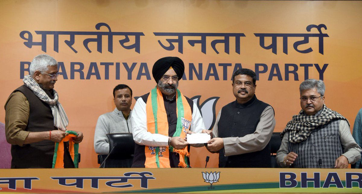 dpradhanbjp's tweet photo. दिल्ली गुरुद्वारा प्रबंधन कमेटी के पूर्व अध्यक्ष श्री @mssirsa का भाजपा विचार परिवार में शामिल होना हर्ष का विषय है। 

संगठन से जुड़ने पर आज @BJP4India मुख्यालय में उनका स्वागत किया। सिरसा जी जैसे दिग्गज नेता और जनसेवक की उपस्थिति से संगठन के जनाधार को और अधिक मज़बूती मिलेगी। https://t.co/X0BVIQ9oGr