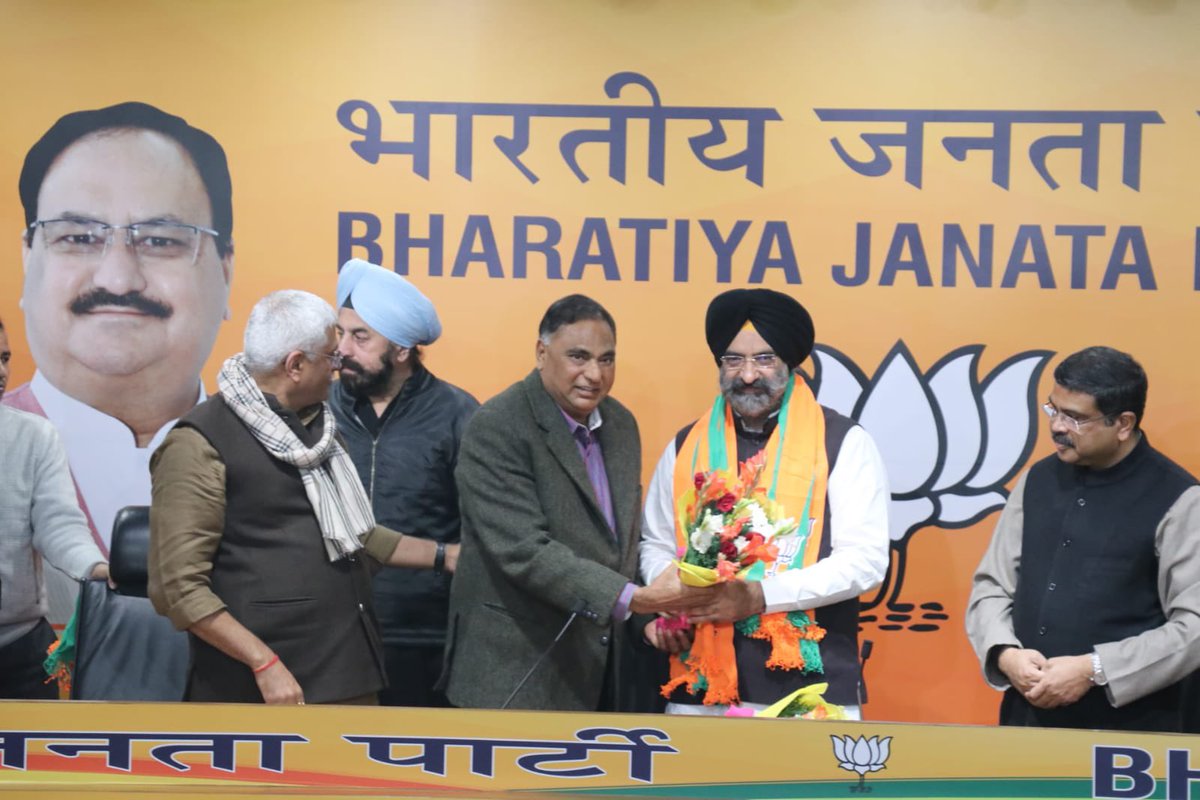 dpradhanbjp's tweet photo. दिल्ली गुरुद्वारा प्रबंधन कमेटी के पूर्व अध्यक्ष श्री @mssirsa का भाजपा विचार परिवार में शामिल होना हर्ष का विषय है। 

संगठन से जुड़ने पर आज @BJP4India मुख्यालय में उनका स्वागत किया। सिरसा जी जैसे दिग्गज नेता और जनसेवक की उपस्थिति से संगठन के जनाधार को और अधिक मज़बूती मिलेगी। https://t.co/X0BVIQ9oGr