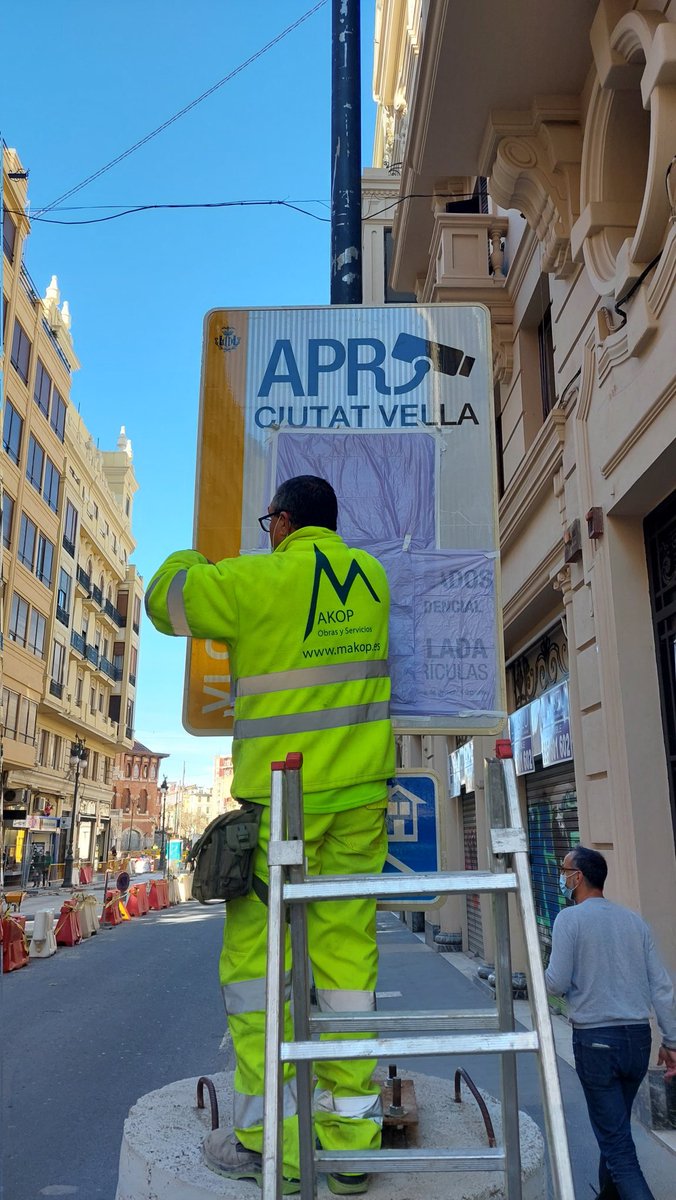 Caos en Ciutat Vella!! 
La improvisación y la batalla campal entre PSOE y COMPROMIS provoca que se tape el cartel de la APR a las 13,00 horas en C/ MARIA CRISTINA el mismo día que se implanta.
Los operarios sólo cumplen órdenes.