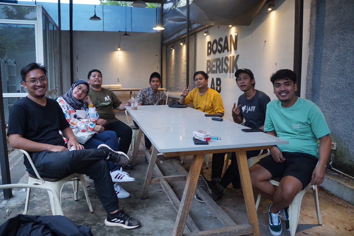 Sebuah sore yang berisik bareng <a href="/bosanberisikLAB/">Bosan Berisik Lab</a> Berisik di luar, berisik juga di dalam (kepala) ☺️🤙🏽
