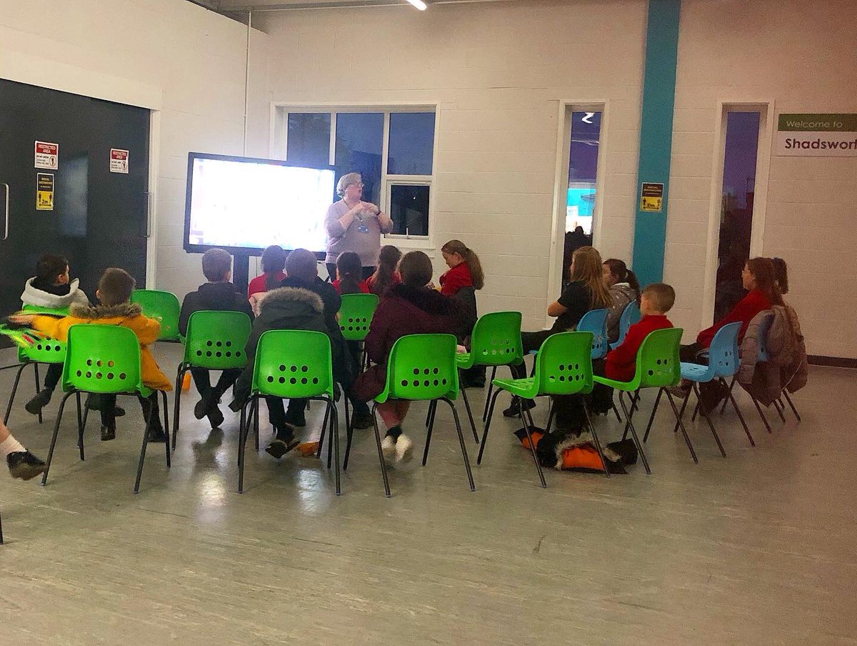 BrfcOffer's tweet photo. Happy Hanukkah 🕎 

Shad Hub juniors learnt the history behind the celebration, played a traditional Driedel game with chocolate coins, watched the Minorah be lit 🕯 and ate donuts!!🍩 https://t.co/6oH7dqPRnF
