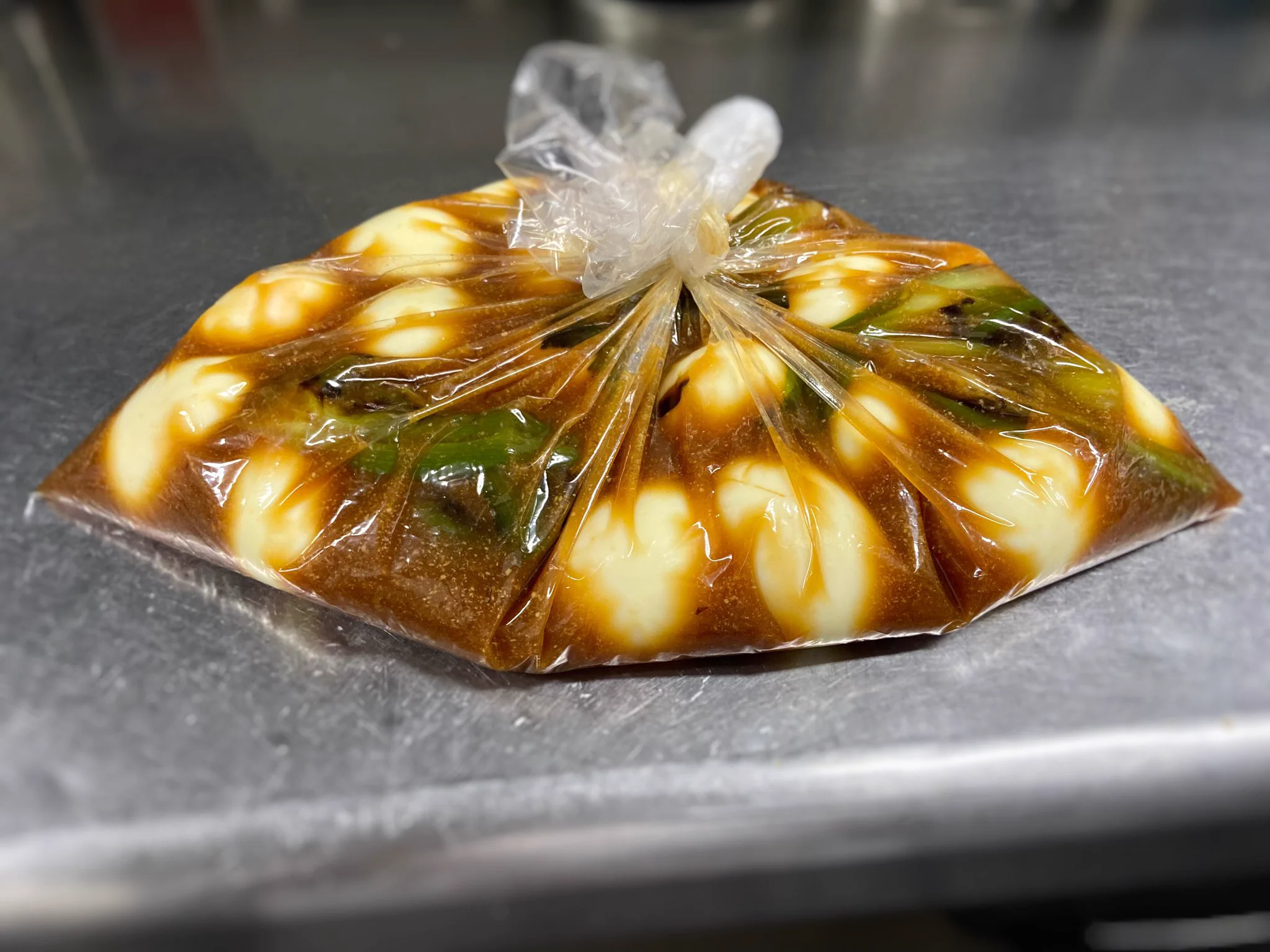 覚えておきたい！味玉は漬け込むとき、あることをすると味と香りが染み込みやすくなる？！