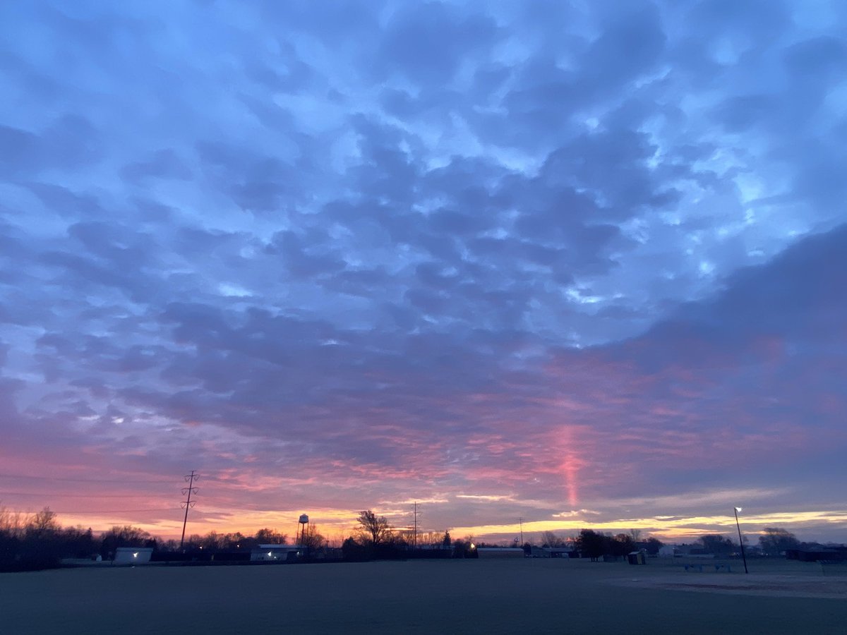 DickmannsWorld's tweet photo. Really nice sun pillar just now at #watertowerhenge @Hilliard_Darby Welcome to Wednesday December 1, 2021. @BenGelberNBC4 @EpicCosmos Ice crystals lining up in atmosphere reflecting sunlight. Make it a great day! #nfieldsastrocenter #tenniscourtastrocenter https://t.co/ena1OKPuIe