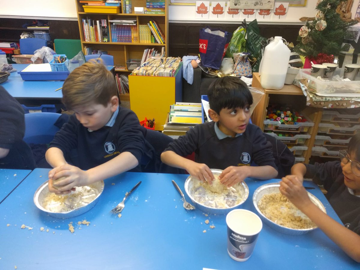 GriffinHouseSch's tweet photo. Form II baking bread rolls today as part of their topic on the great fire of London. #GriffinHouseSchool #GHSFormII #GHSOpportunities https://t.co/0SFk35yvon