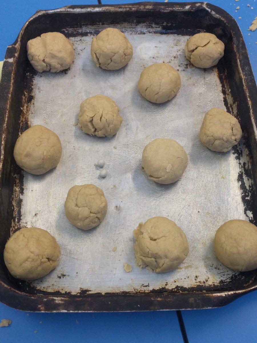 GriffinHouseSch's tweet photo. Form II baking bread rolls today as part of their topic on the great fire of London. #GriffinHouseSchool #GHSFormII #GHSOpportunities https://t.co/0SFk35yvon