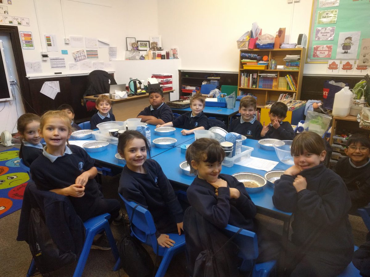 GriffinHouseSch's tweet photo. Form II baking bread rolls today as part of their topic on the great fire of London. #GriffinHouseSchool #GHSFormII #GHSOpportunities https://t.co/0SFk35yvon