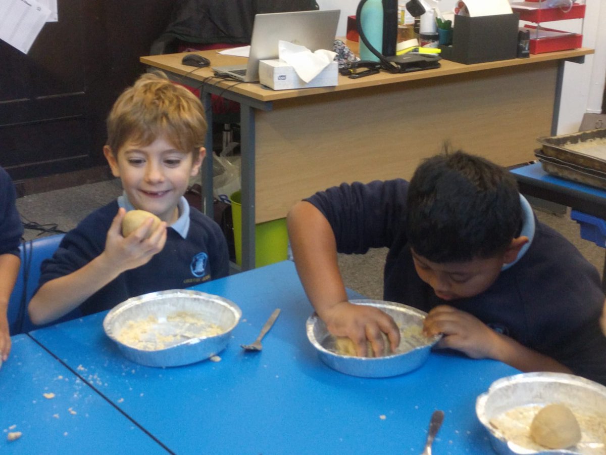 GriffinHouseSch's tweet photo. Form II baking bread rolls today as part of their topic on the great fire of London. #GriffinHouseSchool #GHSFormII #GHSOpportunities https://t.co/0SFk35yvon