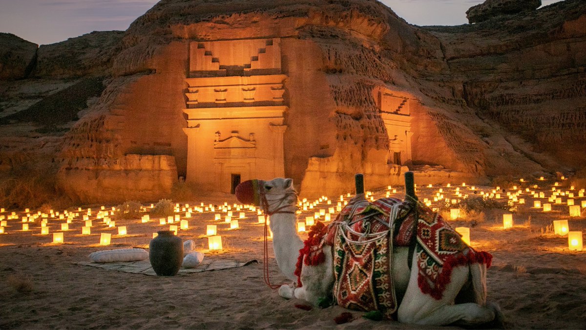 ExperienceAlUla's tweet photo. اغتنم فرصة الاستمتاع بأجواء تجربة #مساء_الحجر الساحرة، قبل اقتراب موعد انتهائها!

تأمل جمال استضافة آثار الأنباط لانعكاس ضوء آلاف الشموع عليها، بينما تُضفي نجوم #العلا لمستها الإبداعية على المشهد من السماء.

#اكتشف_العلا #مستكشفين_العلا https://t.co/RP2jrPesmU