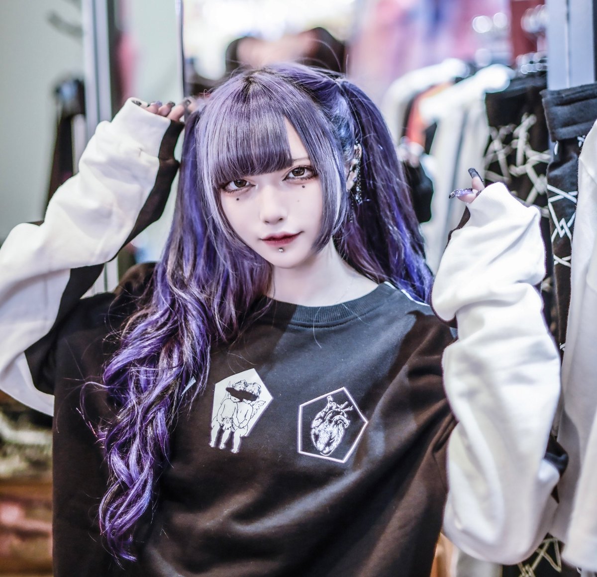 DVT_official's tweet photo. https://t.co/YyVnQulWPp

DVT newitem
「血盟｣

ミドル丈バイカラー裏毛TOPS

・フロントブラック
・フロントホワイト

フリーサイズ

¥9000+tax

model @_Ux_xUxoO https://t.co/SQfhsAT2lV