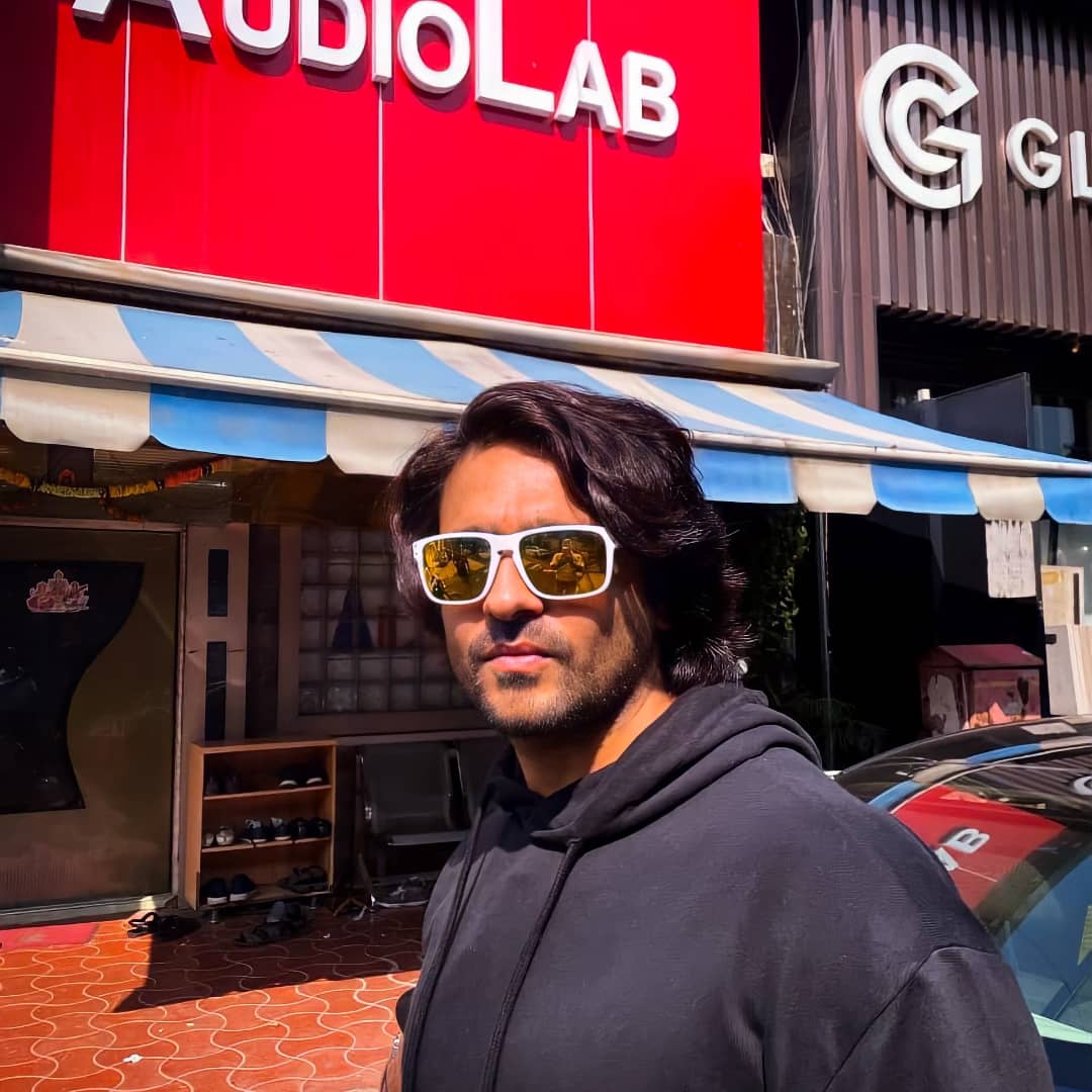 FansAshishi2's tweet photo. Posted @withregram •
@BollySpy
@ashish30sharma spotted outside studio along with director and producer @KaranRazdan7 for the dubbing of his upcoming movie...!
#Aashishsharma #Hindutva https://t.co/YTIgvWydrz