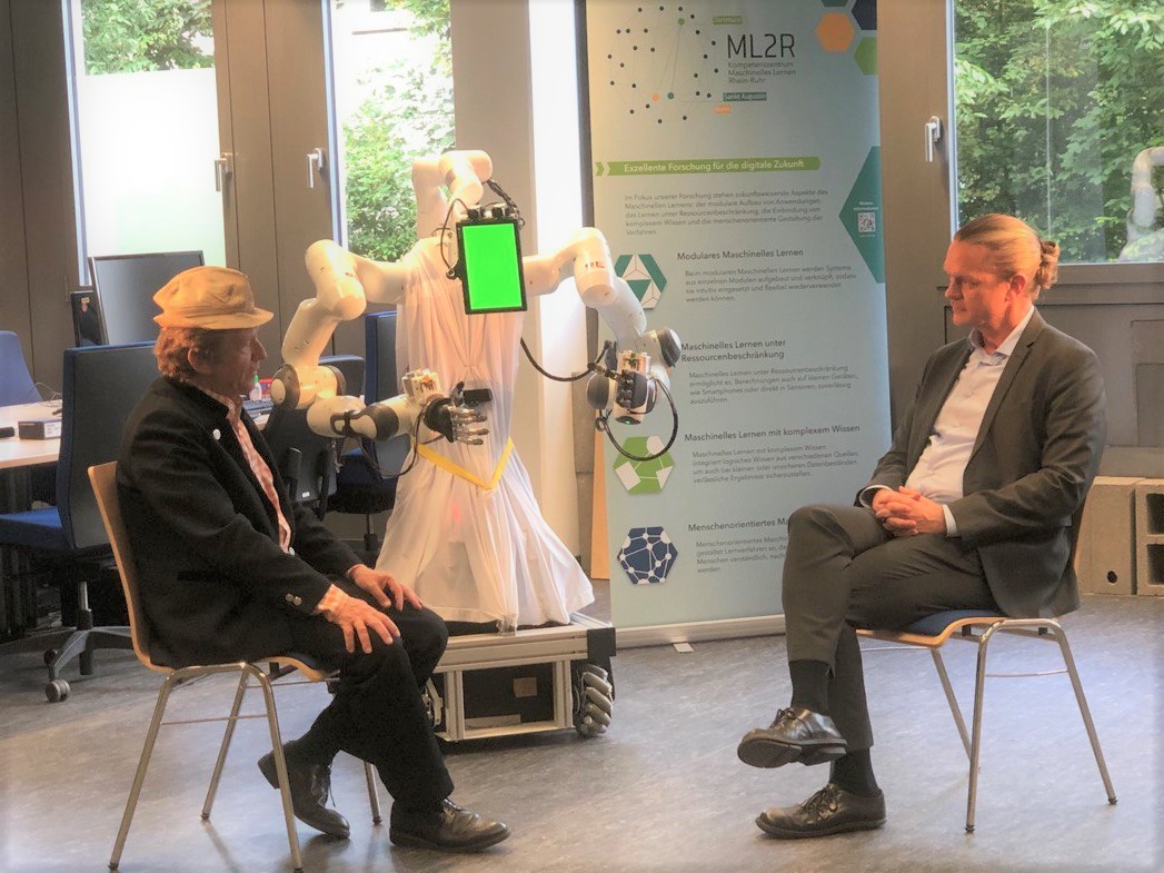 FraunhoferIAIS's tweet photo. Welche Rolle spielt #KünstlicheIntelligenz für unsere Zukunft? Darüber hat #ErwinPelzig mit IAIS-Lead Scientist Prof. Christian Bauckhage an der @UniBonn #ML2R gesprochen. 📺 Zu sehen gibt's das Interview heute ab 21:45 Uhr in der Sendung »Beim Pelzig auf der Bank« @3Sat. https://t.co/0icr6Uews3