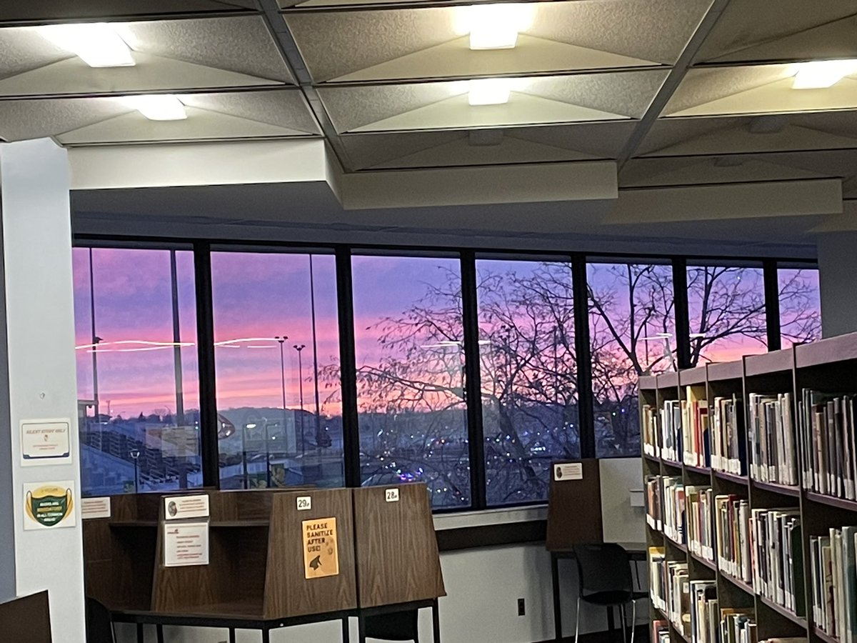 StClairLibrary's tweet image. #Wednesdaywelcome and a quiet rise of the mid-week sunrise. Study spaces are waiting! #bookcasesunrise #Wednesdayvibe #librarystudytime