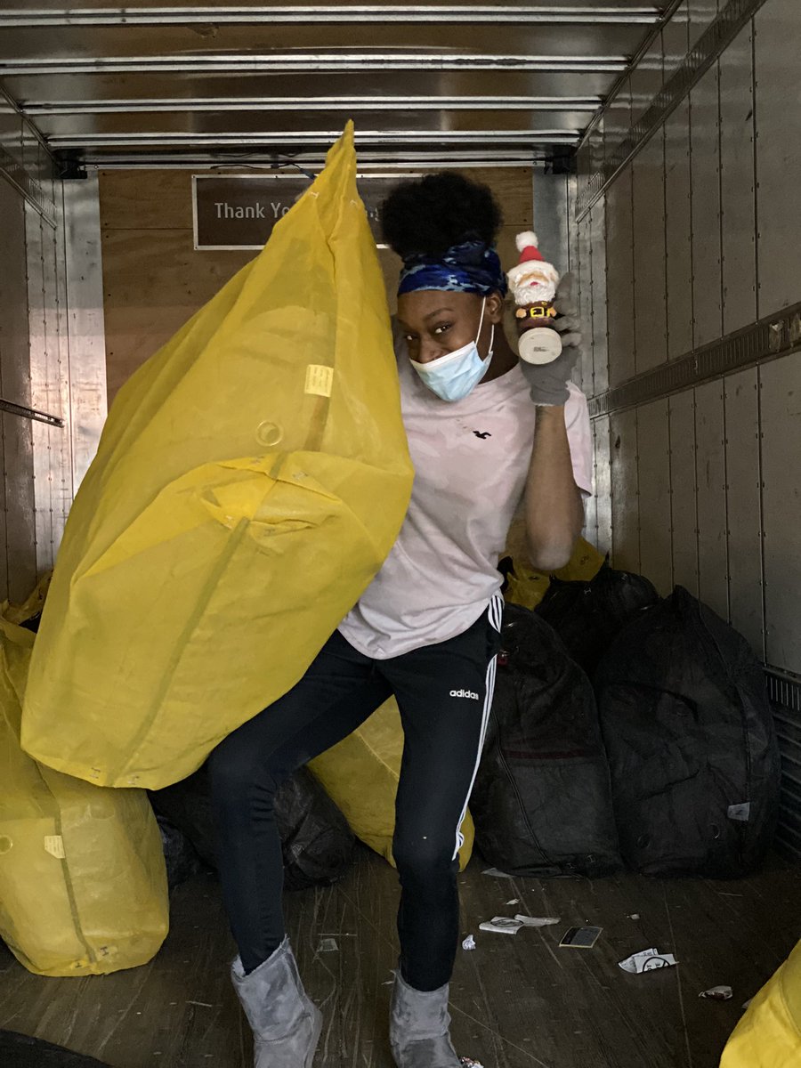 It’s that time of year again where the elves are working overtime to get the job done. #BarriePreloader Sabrina is taking care of bags this morning, with a huge smile under her mask. #UPS #Peak2021 <a href="/RollyPayne4/">Rolly Payne</a>