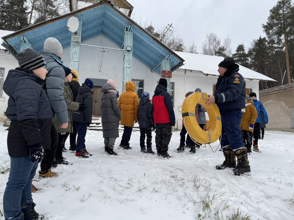 Сегодня провели важное занятие по спасению и правилам оказания помощи  провалившемуся под лёд . 
На практике разобрали возможные способы спасения в самостоятельном режиме и варианты помощи  .