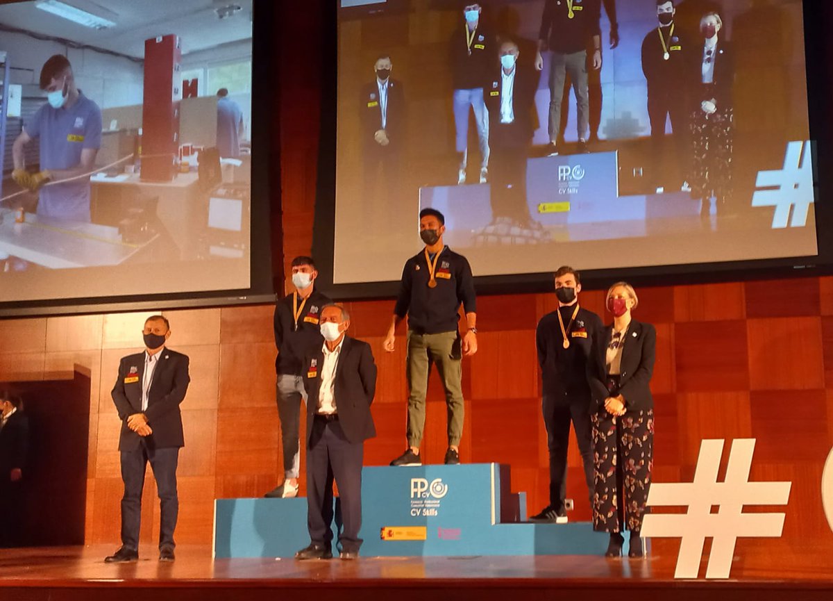 miguelsolerg's tweet photo. El moment més esperat. Lliurem les medalles d'or, plata i bronze a l'alumnat guanyador d'aquestes #CVSkills. Sou un orgull per a l'educació valenciana. Gràcies perquè amb la vostra valentia, esforç i coneixements demostreu com de necessària és l'#FP. https://t.co/poaNeG9d4W