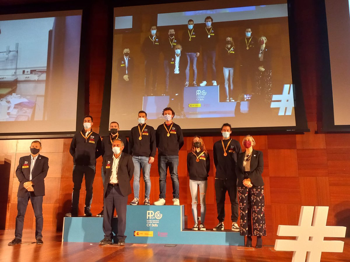 miguelsolerg's tweet photo. El moment més esperat. Lliurem les medalles d'or, plata i bronze a l'alumnat guanyador d'aquestes #CVSkills. Sou un orgull per a l'educació valenciana. Gràcies perquè amb la vostra valentia, esforç i coneixements demostreu com de necessària és l'#FP. https://t.co/poaNeG9d4W