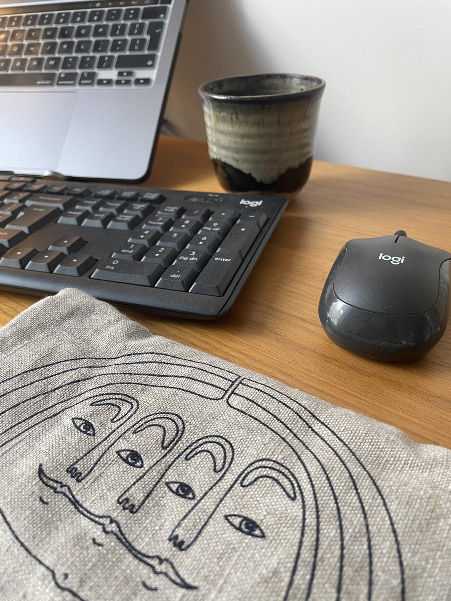 pris_writing's tweet photo. The great thing about #workingforyourself is you get to work with your own #biologicalclock, your own #circadianrhythm I am having #hotchocolate in my favourite #ceramic cup and a warm wrist rest because I can #amwriting #writerslife https://t.co/Kh4UMaEPvk