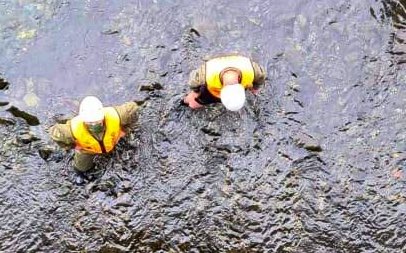 InformaPamela's tweet photo. ⚠️Persona Adulta se lanza a río⚠️ Biobío, desde Puente Llacolen, rescatada por personal Policial, con signos vitales.
Fotos cedidas.
#NoticiaEnDesarrollo https://t.co/SthEOv5dGz