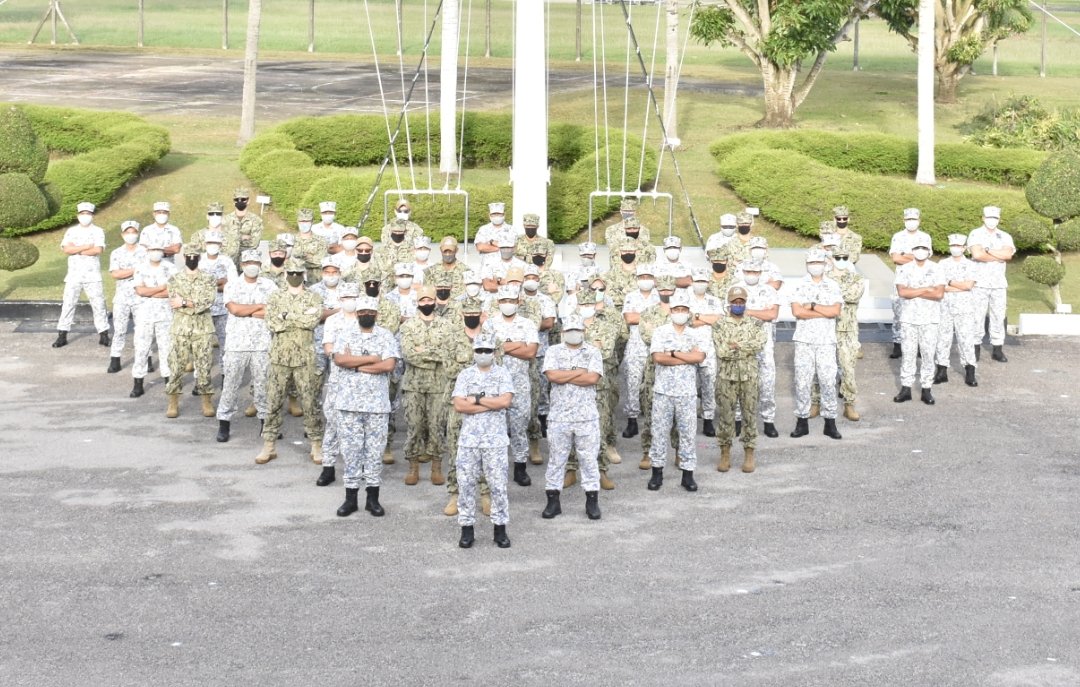 HqDmw's tweet photo. Maritime Training Activities 2021 telah bermula pada 22 Nov dan kini melabuhkan tirai pada 1 Dis 21 dengan jayanya. Eksesais antara Penyelam TLDM bersama Tentera Laut Amerika Syarikat telah berlangsung di Pangkalan TLDM Lumut dan sekitar perairan Pu Pangkor.
#salvex
#minex
#eodex https://t.co/r5fYOCmwjh