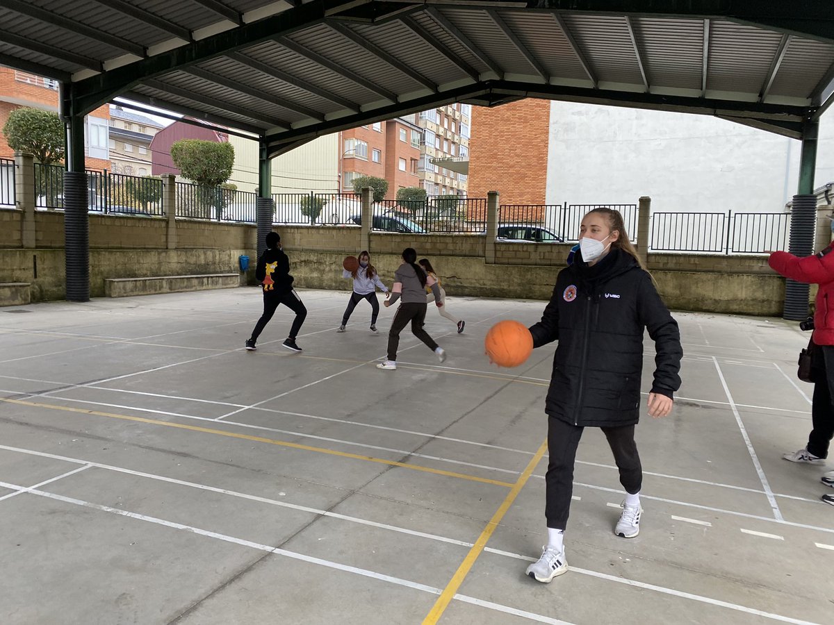 ccvirgenpenabem's tweet photo. Hoy el alumnado de 6º EP del @ccvirgenpenabem @FundEducere ha podido disfrutar practicando baloncesto con algunas jugadoras del @CBBembibrePDM ¡Qué bien lo pasamos! Os deseamos los mejores resultados y os estaremos apoyando en los siguientes partidos! https://t.co/eXwSdsS4w0