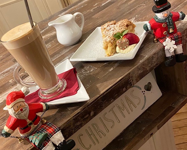 Gingerbread Latte &amp; Warm Apple Crumble, the perfect December treat #coffeeshop #december